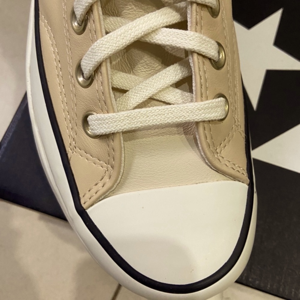 Hi tops gift 🎁 someone.  leather sneakers.  Genuine Converse. Unisex - Picture 9 of 10